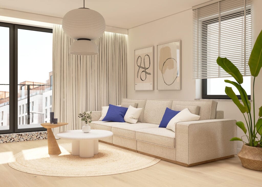 Przytulny salon z beżową sofą, naturalnymi materiałami i dużymi oknami