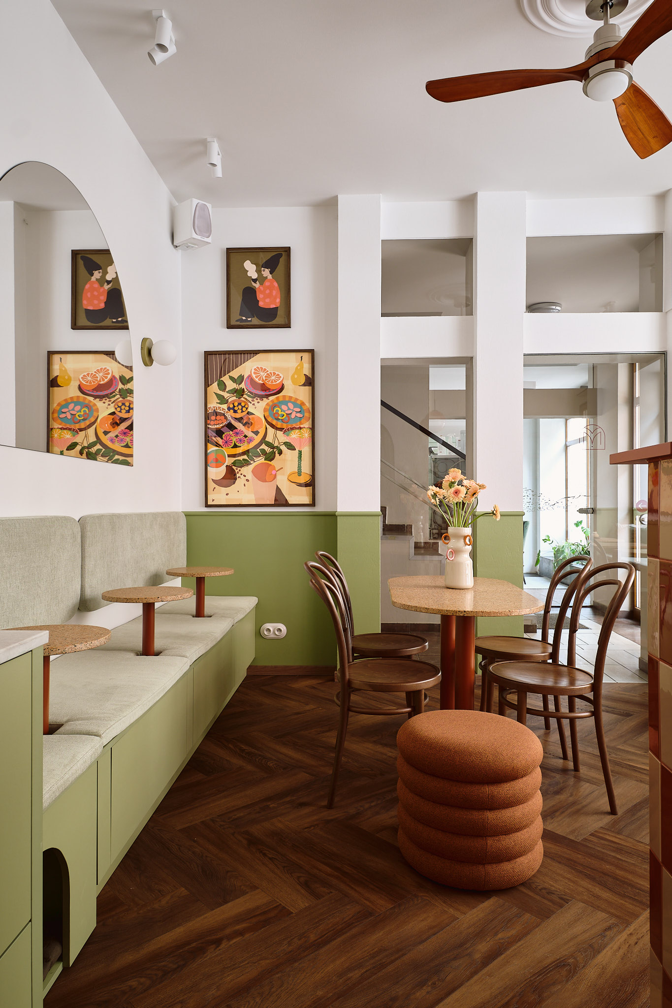 zielona loża w kawiarni 