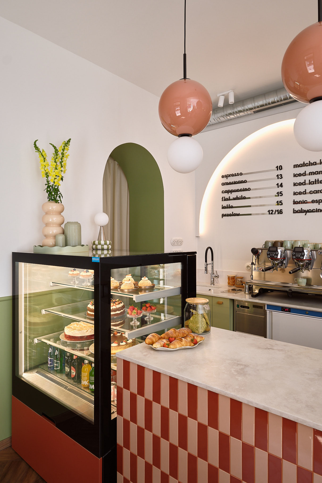 witryna z ciastami w kawiarni