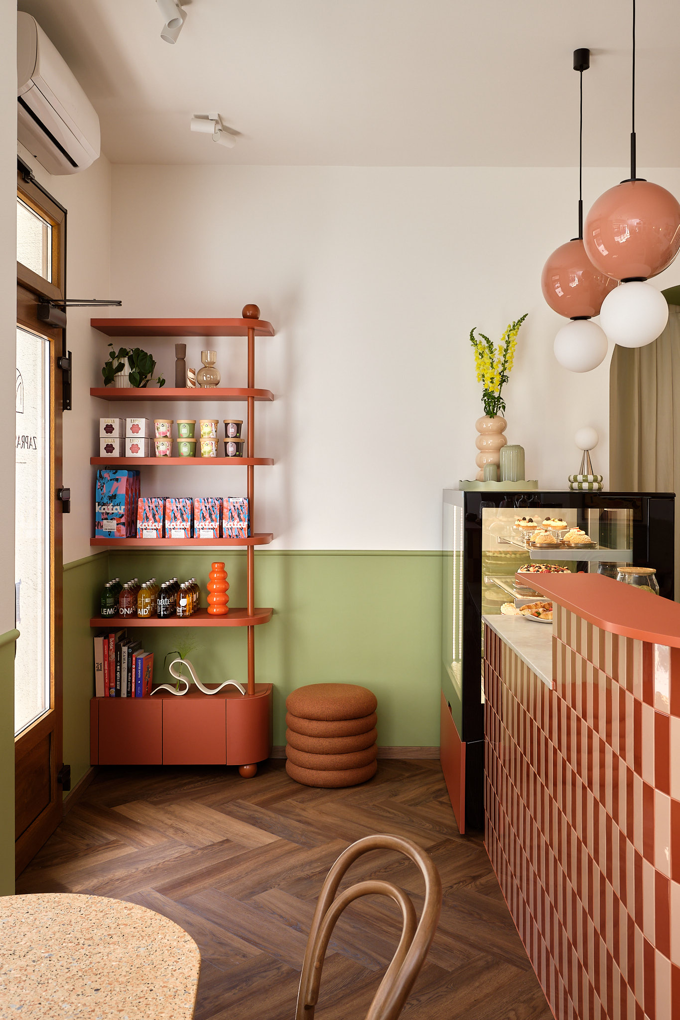 nowoczesny zaoblony regał w kawiarni