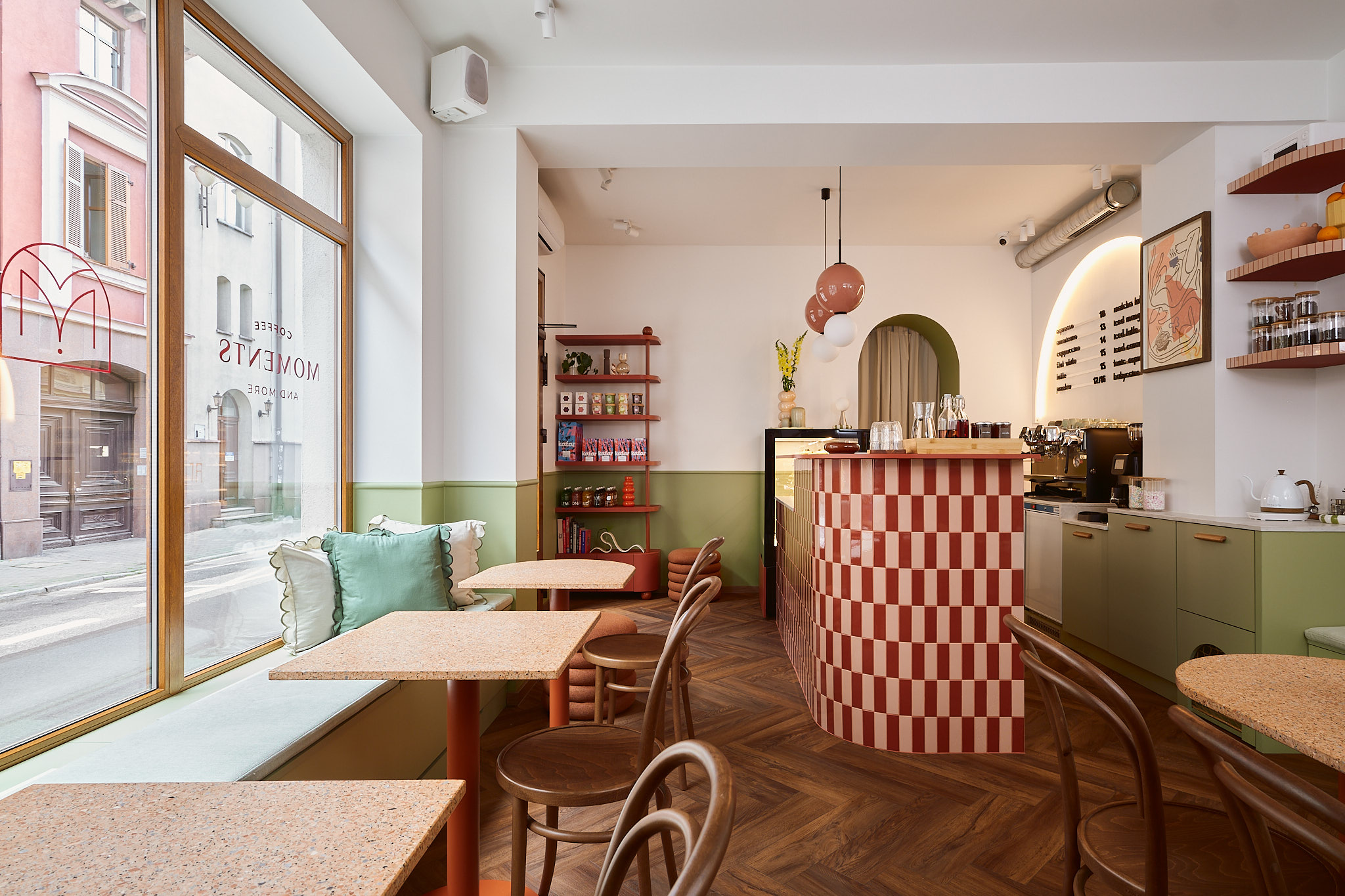 nowoczesna kolorowa kawiarnia w kamienicy z zaoblonym barem