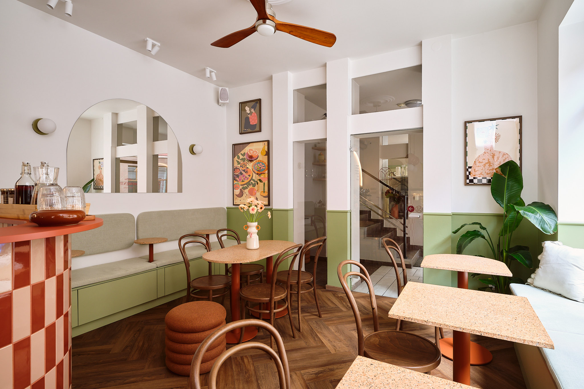 realizacja wnętrza kolorowej kawiarni w centrum miasta